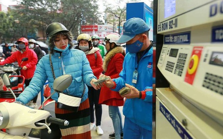 Giá xăng giảm, dầu tăng