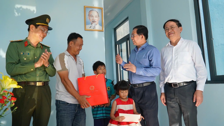 Phó Thủ tướng Hồ Quốc Dũng kiểm tra tiến độ đường cao tốc Quy Nhơn - Pleiku- Ảnh 6. Phó Thủ tướng Hồ Quốc Dũng kiểm tra tiến độ đường cao tốc Quy Nhơn - Pleiku- Ảnh 6.