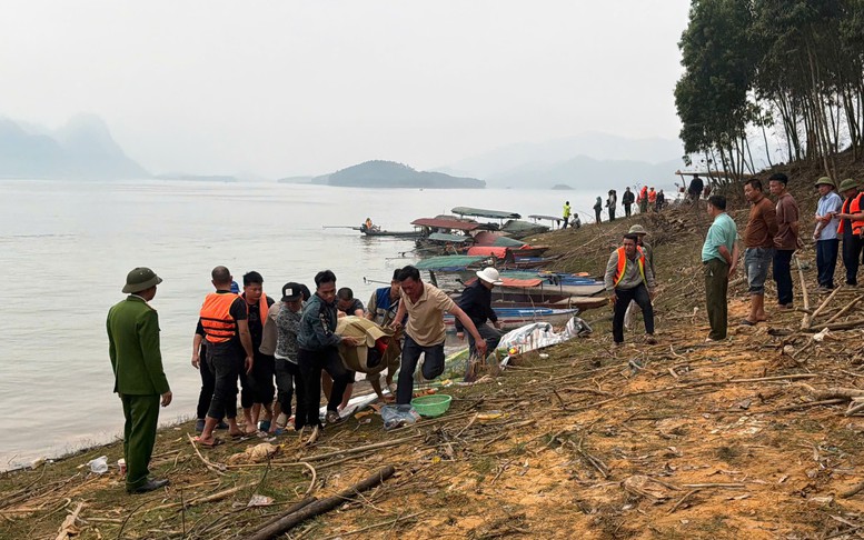 Khắc phục hậu quả vụ tai nạn giao thông đường thủy đặc biệt nghiêm trọng trên hồ Thác Bà, Lào Cai