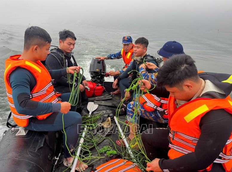 CẬP NHẬT: Tìm thấy 1 nạn nhân mất tích trong vụ lật tàu khách trên hồ Thác Bà- Ảnh 3.