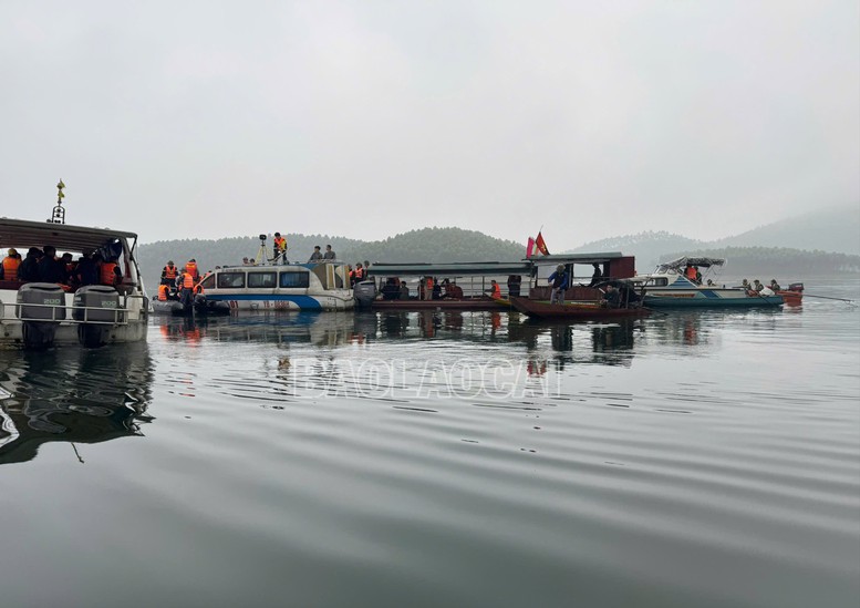 CẬP NHẬT: Tìm thấy 1 nạn nhân mất tích trong vụ lật tàu khách trên hồ Thác Bà- Ảnh 4.