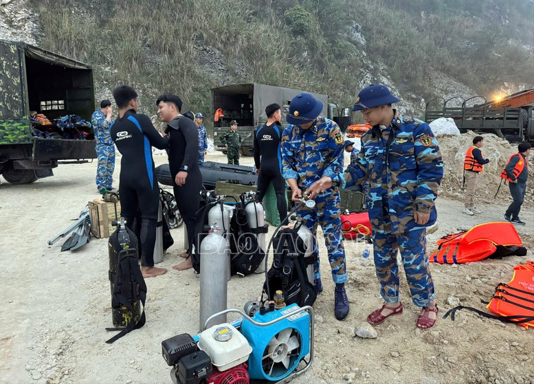 CẬP NHẬT: Tìm thấy 1 nạn nhân mất tích trong vụ lật tàu khách trên hồ Thác Bà- Ảnh 1.