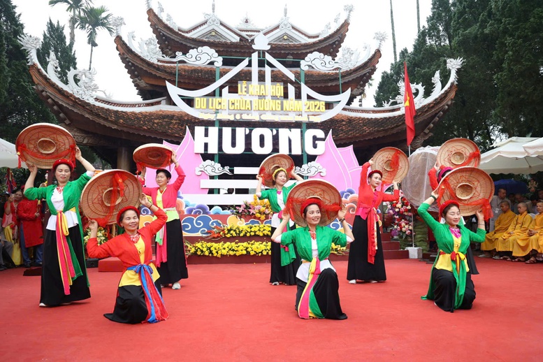 Đông đảo nhân dân, du khách nô nức dự Lễ Khai hội du lịch chùa Hương 2026- Ảnh 1.
