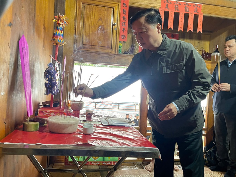 Phó Thủ tướng Trần Hồng Hà thăm hỏi gia đình các nạn nhân vụ chìm tàu chở khách trên hồ Thác Bà- Ảnh 1. Phó Thủ tướng Trần Hồng Hà thăm hỏi gia đình các nạn nhân vụ chìm tàu chở khách trên hồ Thác Bà- Ảnh 1.