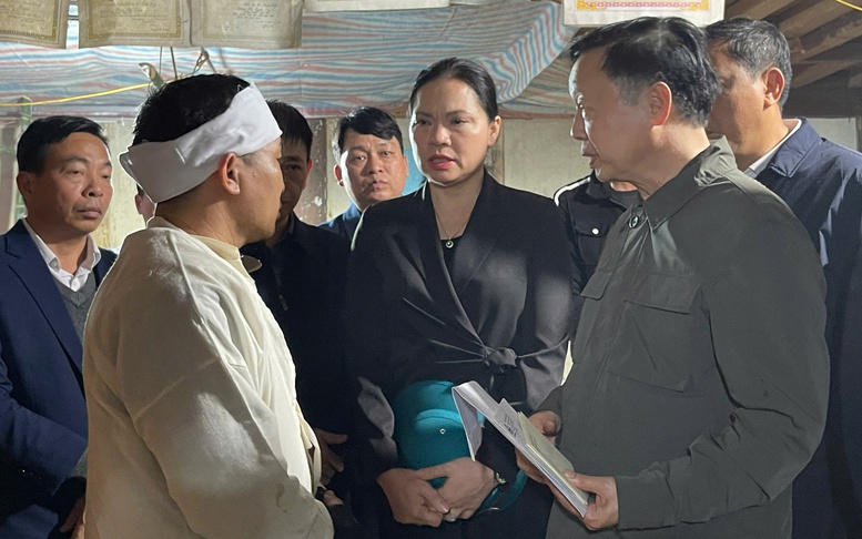 Phó Thủ tướng Trần Hồng Hà thăm hỏi gia đình các nạn nhân vụ chìm tàu chở khách trên hồ Thác Bà