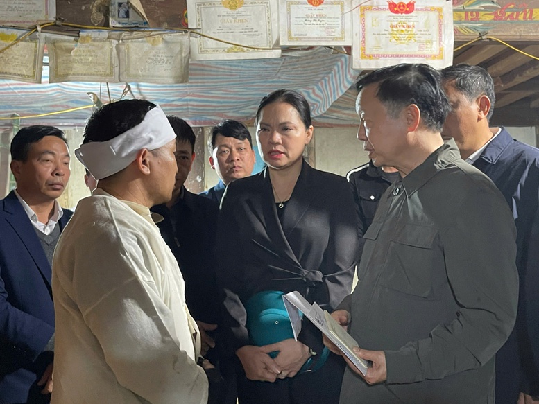 Phó Thủ tướng Trần Hồng Hà thăm hỏi gia đình các nạn nhân vụ chìm tàu chở khách trên hồ Thác Bà- Ảnh 2. Phó Thủ tướng Trần Hồng Hà thăm hỏi gia đình các nạn nhân vụ chìm tàu chở khách trên hồ Thác Bà- Ảnh 2.