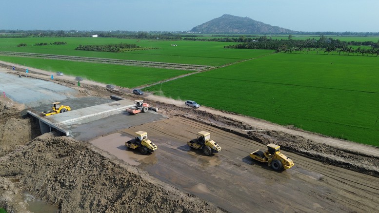 Đề xuất mở rộng cao tốc Châu Đốc - Cần Thơ - Sóc Trăng lên 6 làn xe từ năm 2027- Ảnh 1. Đề xuất mở rộng cao tốc Châu Đốc - Cần Thơ - Sóc Trăng lên 6 làn xe từ năm 2027- Ảnh 1.