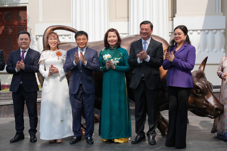 Thị trường chứng khoán khởi sắc trong ngày đánh cồng khai trương- Ảnh 3.