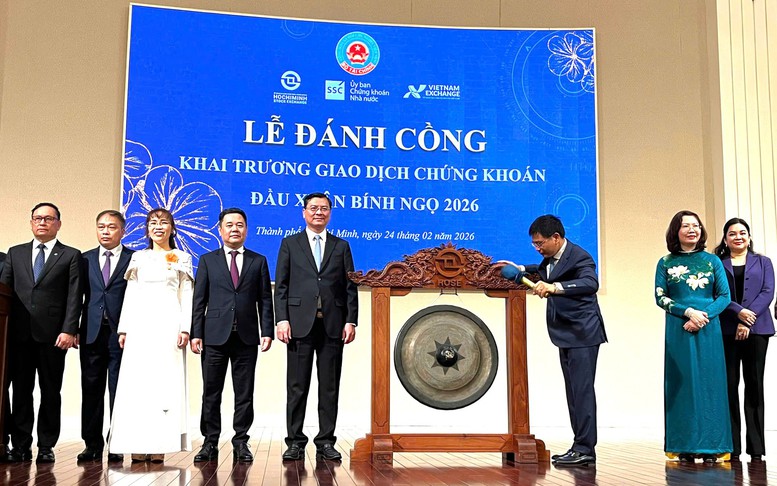 Thị trường chứng khoán khởi sắc trong ngày đánh cồng khai trương