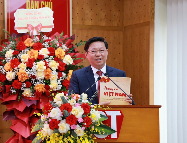 Giới thiệu cuốn sách về dấu ấn thành tựu nhiệm kỳ Đại hội lần thứ XIII của Đảng- Ảnh 2.