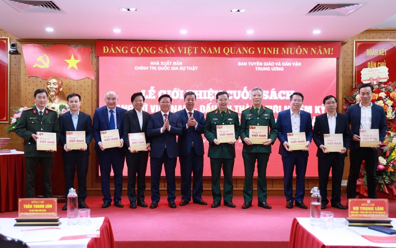 Giới thiệu cuốn sách về dấu ấn thành tựu nhiệm kỳ Đại hội lần thứ XIII của Đảng