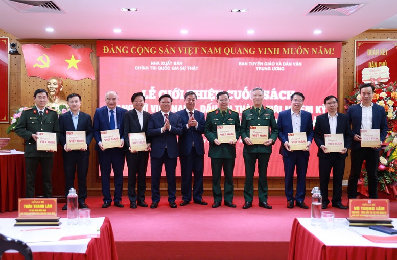 Giới thiệu cuốn sách về dấu ấn thành tựu nhiệm kỳ Đại hội lần thứ XIII của Đảng- Ảnh 3.