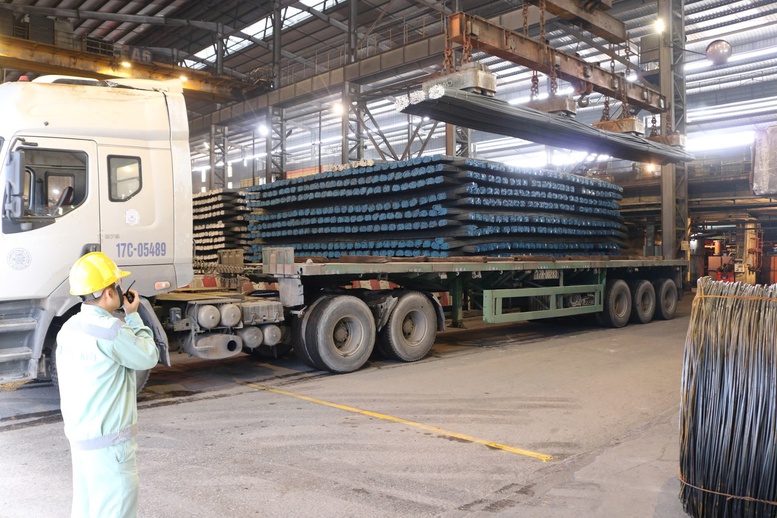 Kỷ lục 25.000 tấn thép xuất hành đầu xuân, nhà máy Hòa Phát 'đỏ lửa' xuyên Tết- Ảnh 1.