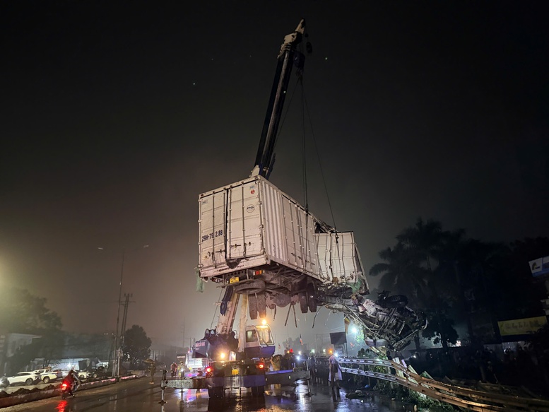 NÓNG: Xe tải va chạm với tàu hỏa, nhiều người bị mắc kẹt- Ảnh 2.