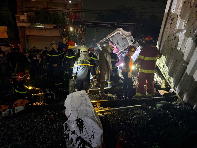 NÓNG: Xe tải va chạm với tàu hỏa, nhiều người bị mắc kẹt- Ảnh 1.