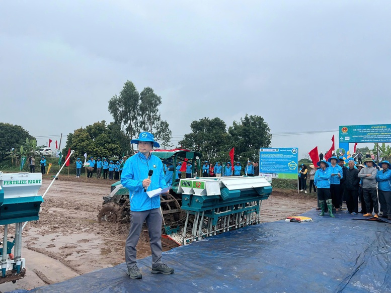 Lúa phát thải thấp: Đồng bằng sông Hồng vào guồng chuyển đổi xanh- Ảnh 1. Lúa phát thải thấp: Đồng bằng sông Hồng vào guồng chuyển đổi xanh- Ảnh 1.
