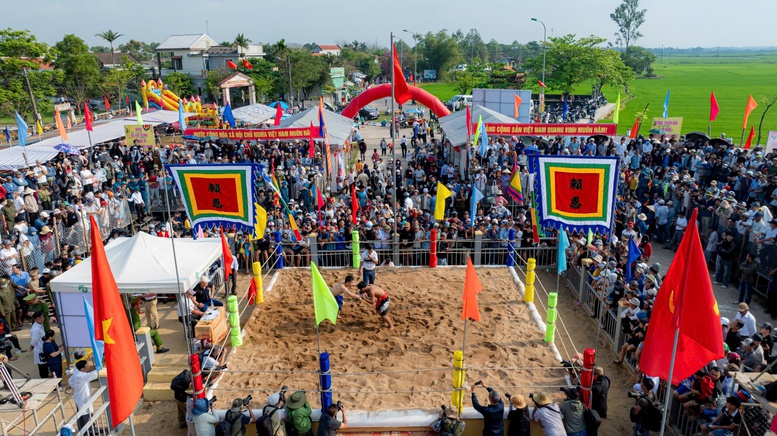 Sôi động hội đua thuyền ở Đà Nẵng, hội vật làng Sình ở Huế- Ảnh 4.