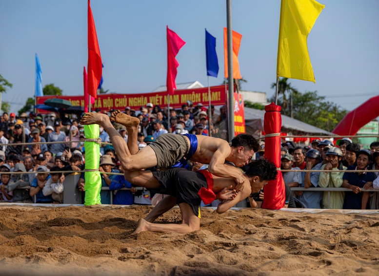 Sôi động hội đua thuyền ở Đà Nẵng, hội vật làng Sình ở Huế- Ảnh 5.