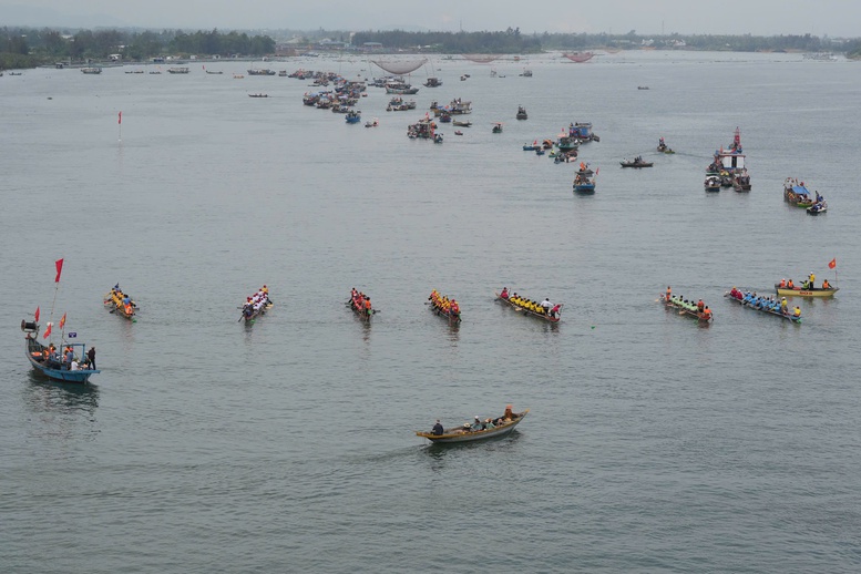 Sôi động hội đua thuyền ở Đà Nẵng, hội vật làng Sình ở Huế- Ảnh 1.