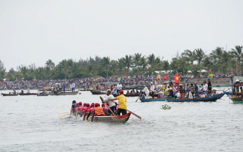 Sôi động hội đua thuyền ở Đà Nẵng, hội vật làng Sình ở Huế