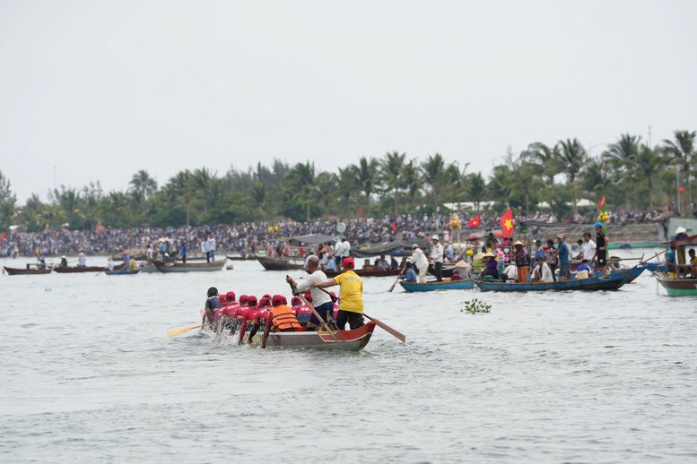 Sôi động hội đua thuyền ở Đà Nẵng, hội vật làng Sình ở Huế- Ảnh 3.