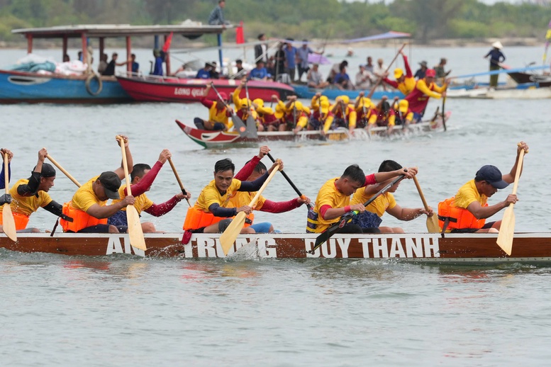 Sôi động hội đua thuyền ở Đà Nẵng, hội vật làng Sình ở Huế- Ảnh 2.