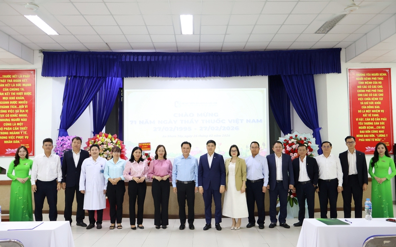 Vietcombank hỗ trợ 1 tỷ đồng thiết bị y tế, trao 200 suất quà tại Hóc Môn và Củ Chi