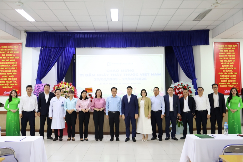 Vietcombank hỗ trợ 1 tỷ đồng thiết bị y tế, trao 200 suất quà tại Hóc Môn và Củ Chi- Ảnh 3.