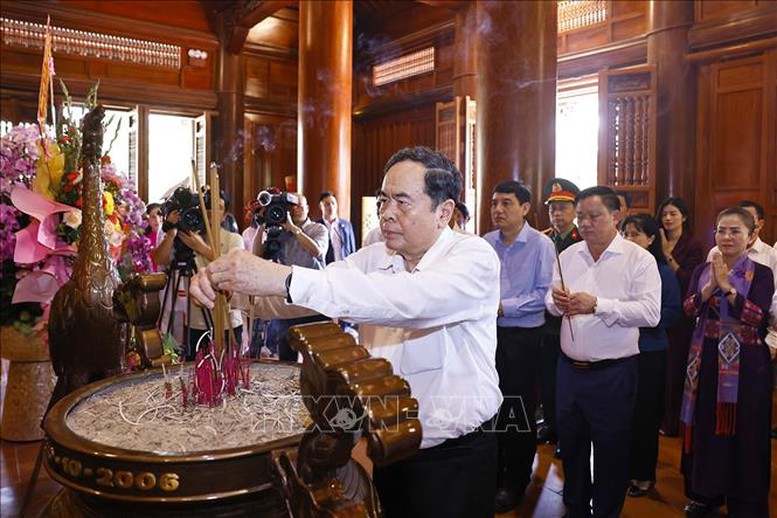 Chủ tịch Quốc hội Trần Thanh Mẫn dâng hương tưởng nhớ Chủ tịch Hồ Chí Minh tại Nghệ An