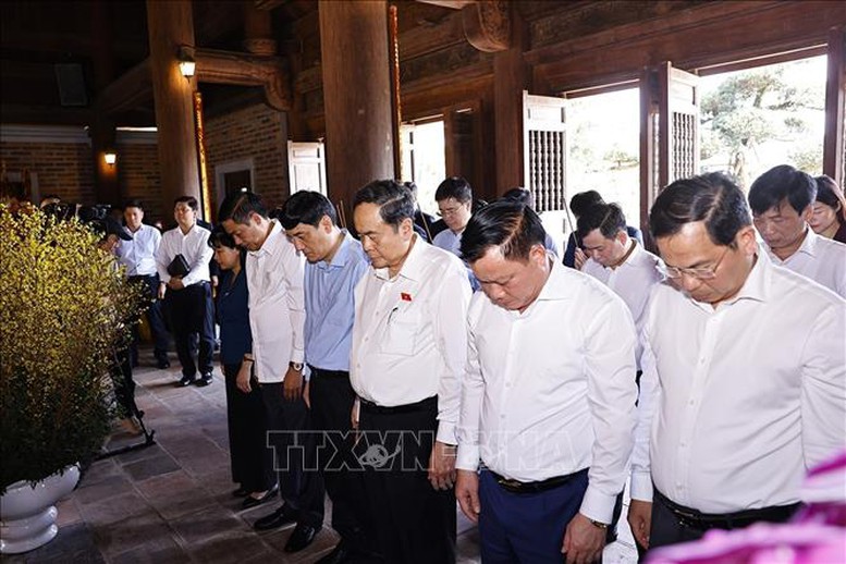 Chủ tịch Quốc hội Trần Thanh Mẫn dâng hương tưởng nhớ Chủ tịch Hồ Chí Minh tại Nghệ An- Ảnh 2.