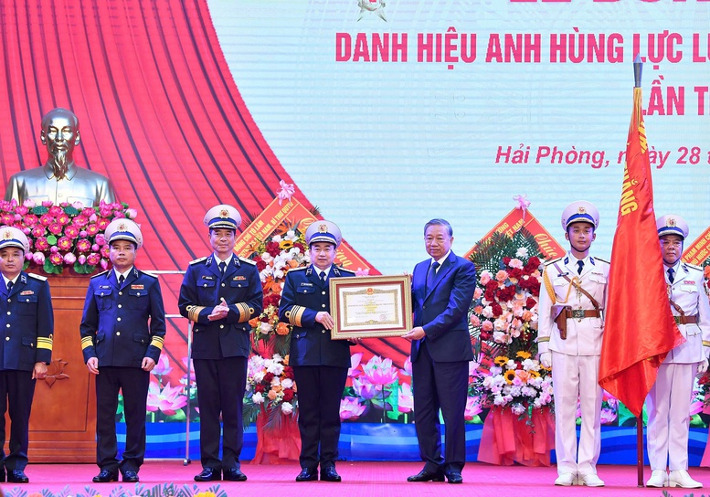 Xây dựng thế trận quốc phòng toàn dân và 'thế trận lòng dân' trên biển ngày càng vững chắc- Ảnh 4. Xây dựng thế trận quốc phòng toàn dân và 'thế trận lòng dân' trên biển ngày càng vững chắc- Ảnh 4.