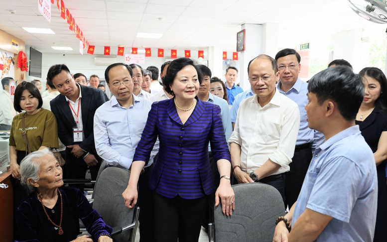 Phó Thủ tướng Phạm Thị Thanh Trà kiểm tra hoạt động Trung tâm Phục vụ hành chính công phường Thành Sen, tỉnh Hà Tĩnh