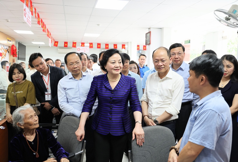 Phó Thủ tướng Phạm Thị Thanh Trà kiểm tra hoạt động Trung tâm Phục vụ hành chính công phường Thành Sen, tỉnh Hà Tĩnh- Ảnh 1.