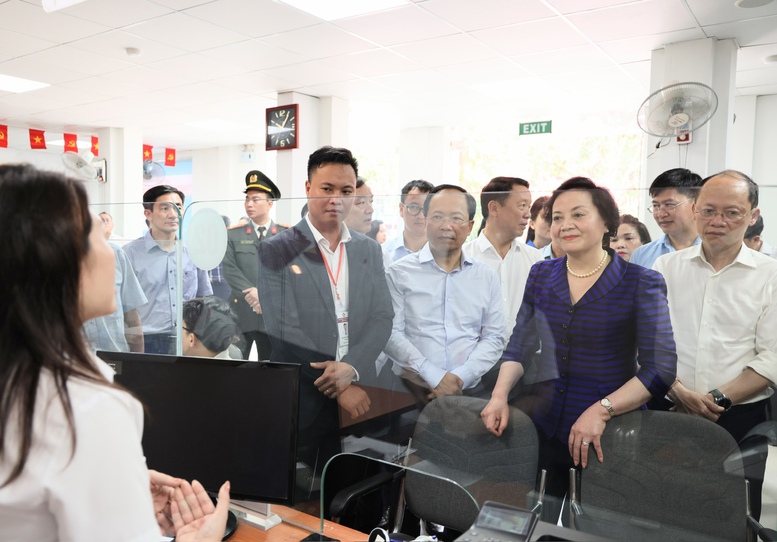 Phó Thủ tướng Phạm Thị Thanh Trà kiểm tra hoạt động Trung tâm Phục vụ hành chính công phường Thành Sen, tỉnh Hà Tĩnh- Ảnh 2.