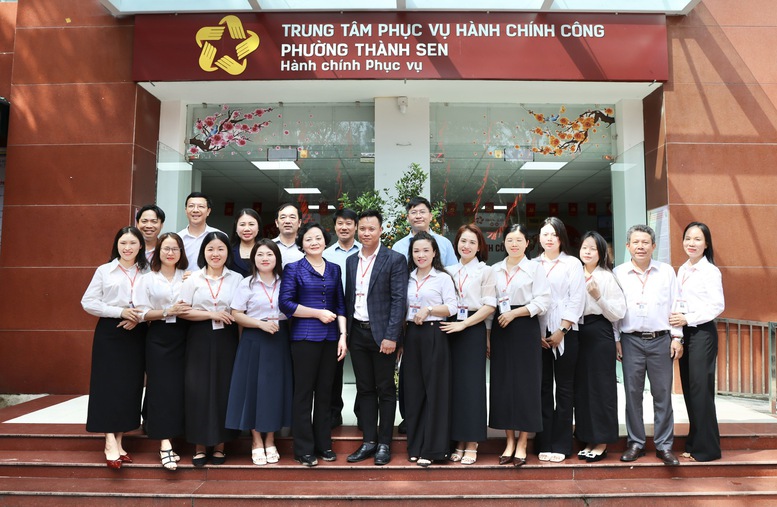 Phó Thủ tướng Phạm Thị Thanh Trà kiểm tra hoạt động Trung tâm Phục vụ hành chính công phường Thành Sen, tỉnh Hà Tĩnh- Ảnh 4.