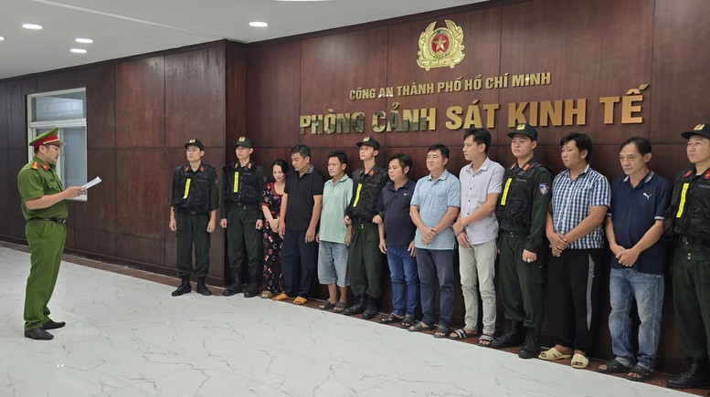 Khởi tố vụ án sản xuất xăng RON A95 giả- Ảnh 1.