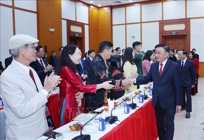 Thường trực Ban Bí thư Trần Cẩm Tú gặp mặt 96 bí thư chi bộ xuất sắc- Ảnh 1.