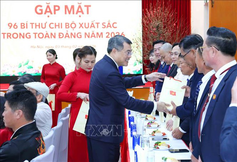 Thường trực Ban Bí thư Trần Cẩm Tú gặp mặt 96 bí thư chi bộ xuất sắc- Ảnh 3.