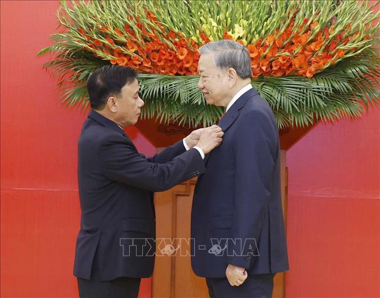 Lễ trao Huy hiệu 45 năm tuổi Đảng tặng Tổng Bí thư Tô Lâm- Ảnh 1.