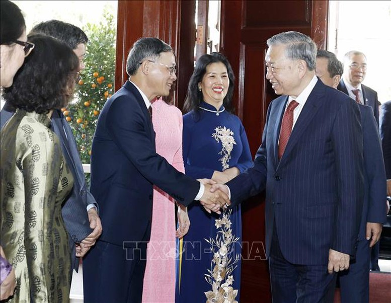 Tổng Bí thư Tô Lâm gặp gỡ cán bộ Đại sứ quán và cộng đồng người Việt Nam tại Lào- Ảnh 1.