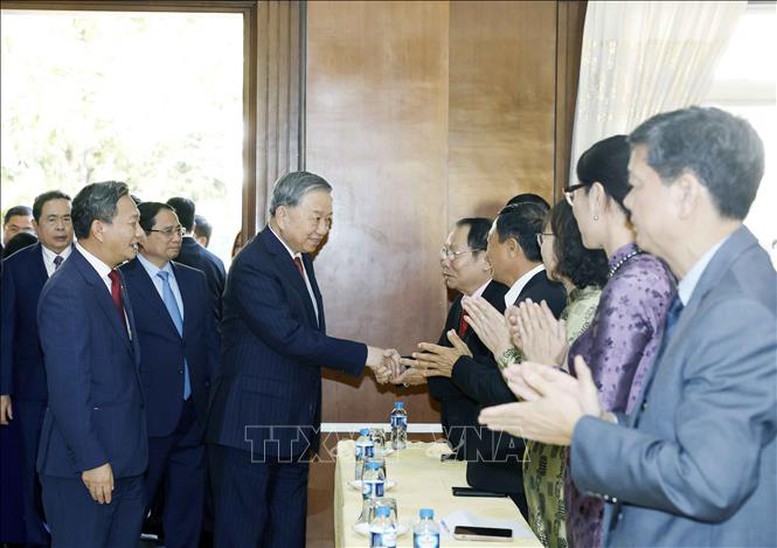 Tổng Bí thư Tô Lâm gặp gỡ cán bộ Đại sứ quán và cộng đồng người Việt Nam tại Lào- Ảnh 3.