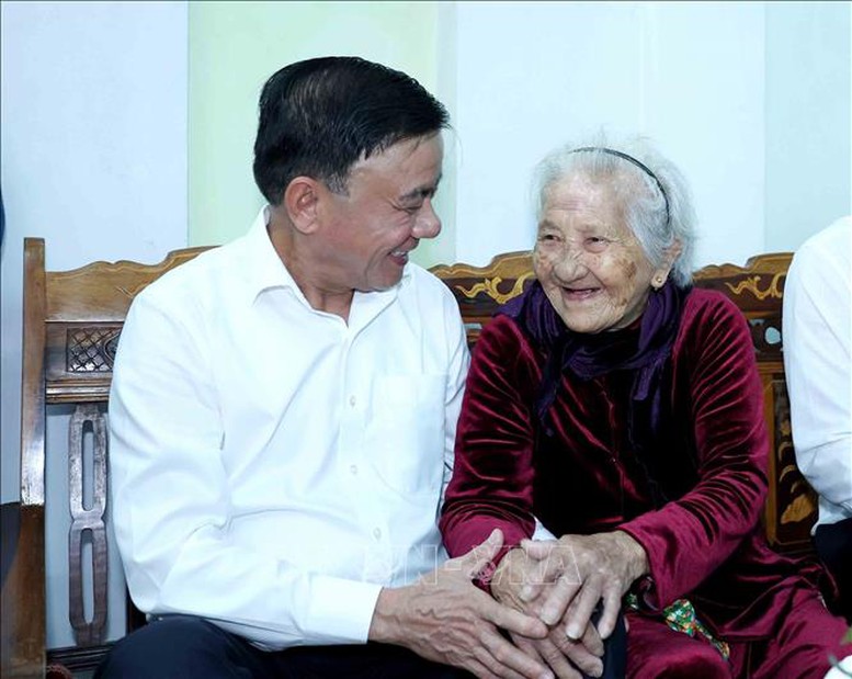 Thường trực Ban Bí thư Trần Cẩm Tú thăm, tặng quà Tết tại Đà Nẵng- Ảnh 4.