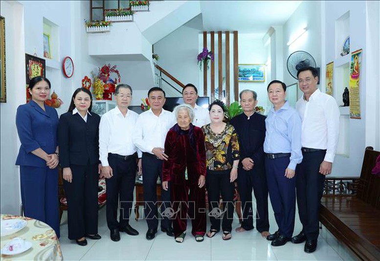 Thường trực Ban Bí thư Trần Cẩm Tú thăm, tặng quà Tết tại Đà Nẵng- Ảnh 6.