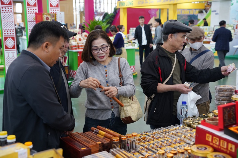 Tấp nập người dân đến tham quan, mua sắm tại Hội chợ mùa Xuân 2026- Ảnh 3.