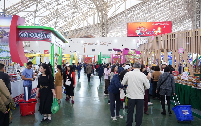 Tấp nập người dân đến tham quan, mua sắm tại Hội chợ mùa Xuân 2026