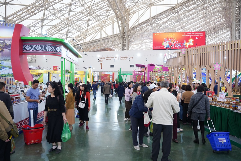 Tấp nập người dân đến tham quan, mua sắm tại Hội chợ mùa Xuân 2026- Ảnh 1.
