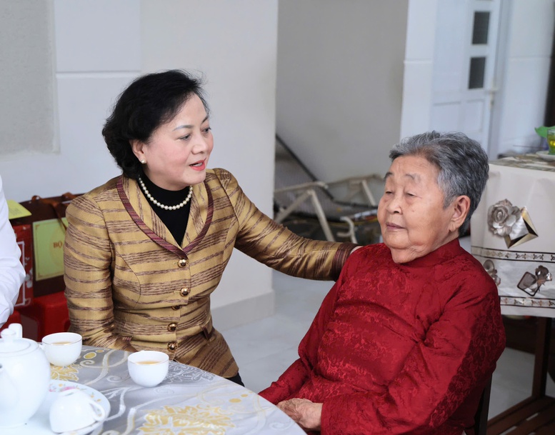 Phó Thủ tướng Phạm Thị Thanh Trà thăm, tặng quà Tết gia đình chính sách, công nhân khó khăn tại Đồng Tháp- Ảnh 5.