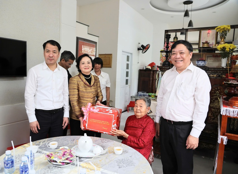 Phó Thủ tướng Phạm Thị Thanh Trà thăm, tặng quà Tết gia đình chính sách, công nhân khó khăn tại Đồng Tháp- Ảnh 6.