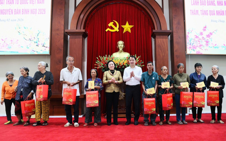 Phó Thủ tướng Phạm Thị Thanh Trà thăm, tặng quà Tết gia đình chính sách, công nhân khó khăn tại Đồng Tháp