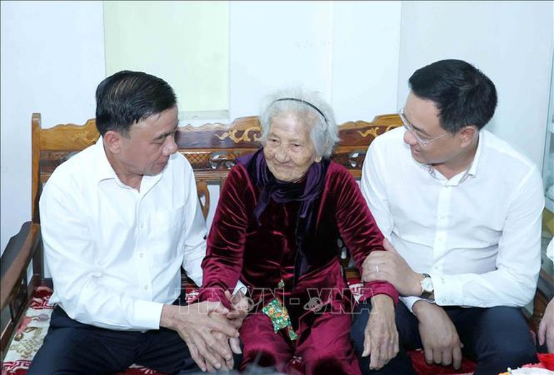 Thường trực Ban Bí thư Trần Cẩm Tú thăm, tặng quà Tết tại Đà Nẵng- Ảnh 5.